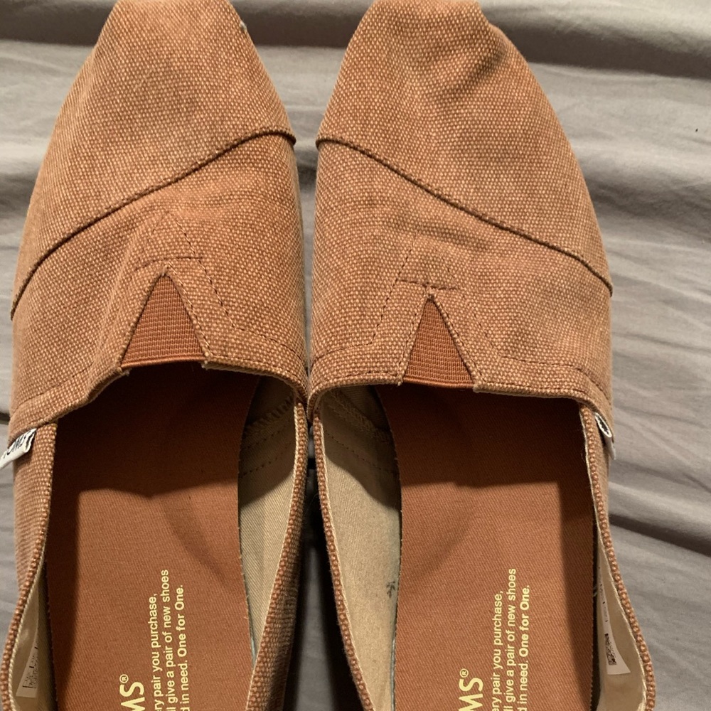 Men’s 8/Women’s 9.5 Red TOMS